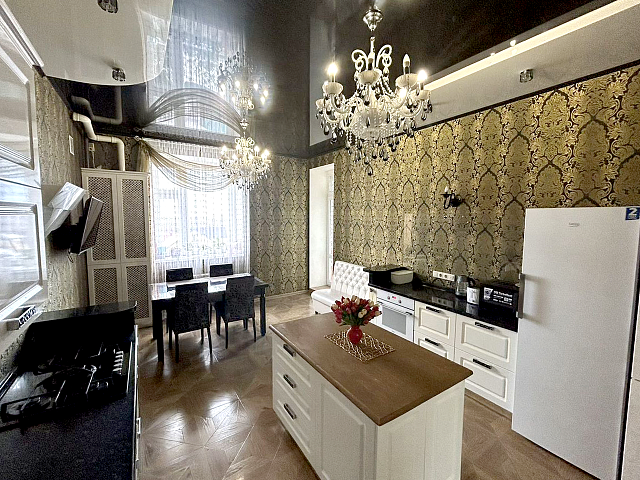 Квартира 4-комнатная, 200 кв. м, в Казани, ул. Аланлык, 47